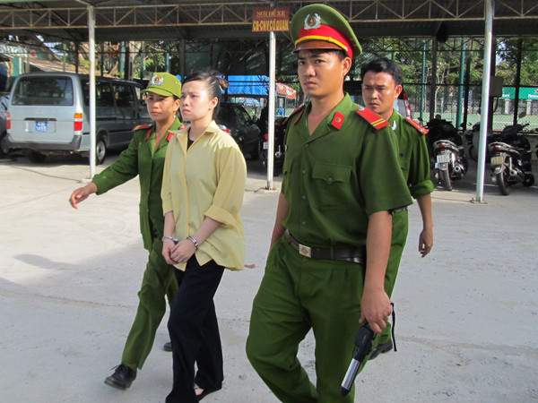 Dẫn giải Huyền về trại giam