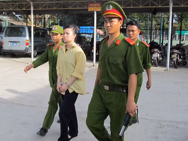 Dẫn giải Huyền về trại giam