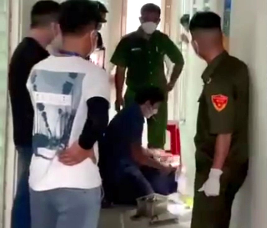 Lực lượng chức năng thuê thợ sửa chữa khóa đến mở cửa nhà người phụ nữ Ảnh: Cắt từ clip Lực lượng chức năng thuê thợ sửa chữa khóa đến mở cửa nhà người phụ nữ Ảnh: Cắt từ clip