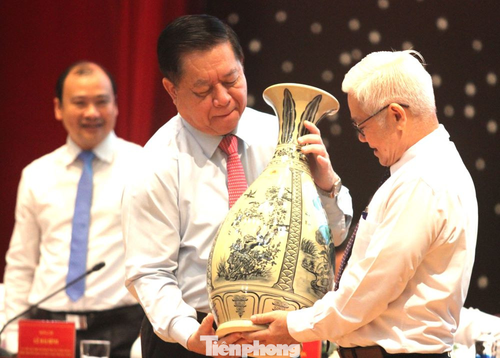 Trưởng Ban Tuyên giáo Trung ương Nguyễn Trọng Nghĩa (giữa) nhận quà lưu niệm từ Bí thư Tỉnh ủy Bình Dương Nguyễn Văn Lợi