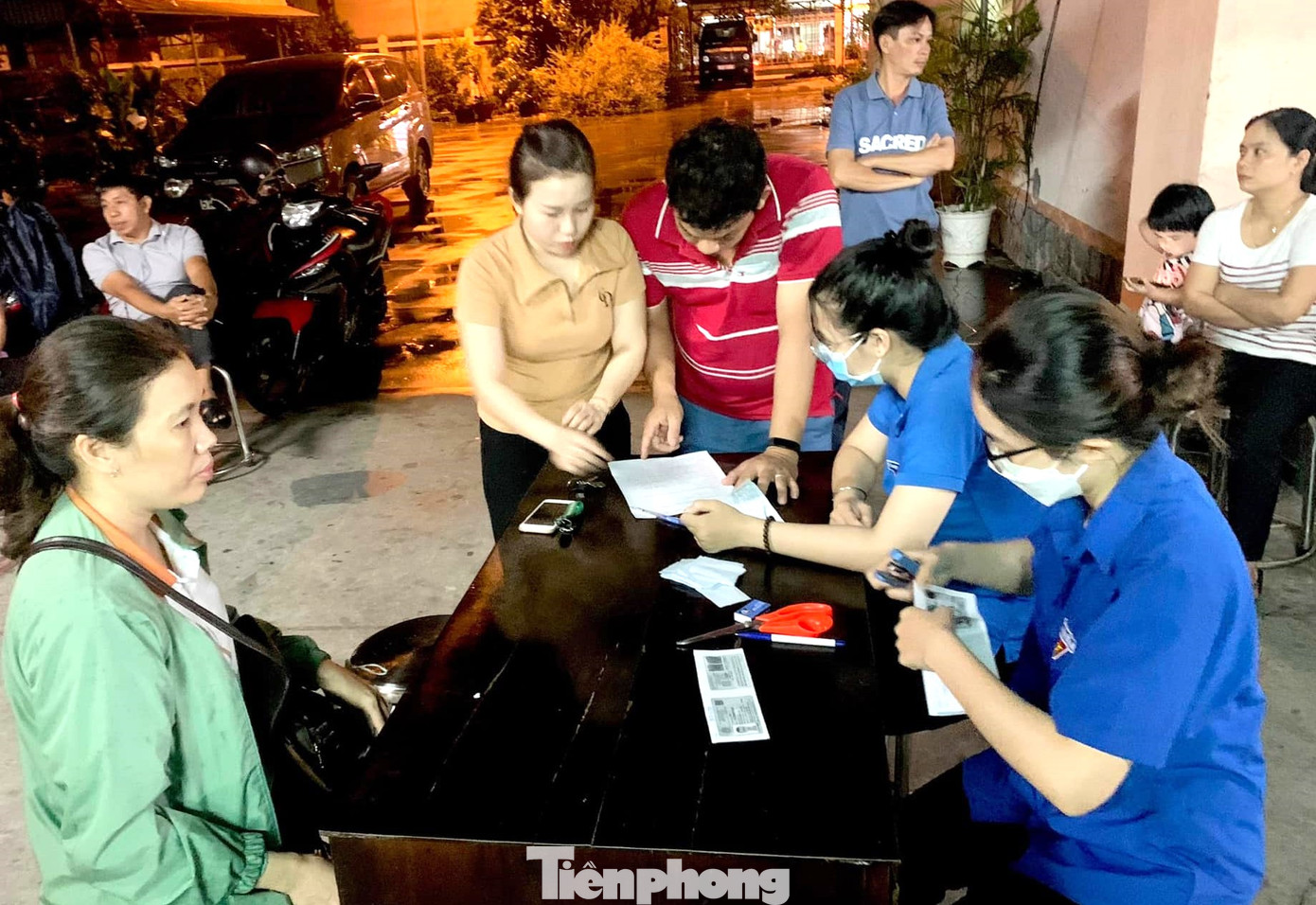 Người dân đến điểm cấp CCCD và tích hợp định danh điện tử trong đêm