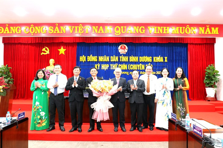 Ông Nguyễn Văn Lộc (thứ tư từ trái sang) giữ chức Chủ tịch HĐND tỉnh Bình Dương Ông Nguyễn Văn Lộc (thứ tư từ trái sang) giữ chức Chủ tịch HĐND tỉnh Bình Dương