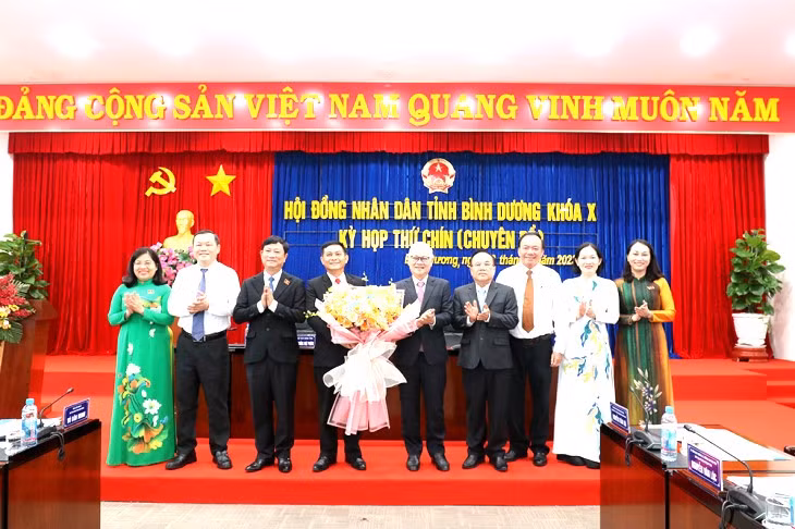 Ông Nguyễn Văn Lộc (thứ tư từ trái sang) giữ chức Chủ tịch HĐND tỉnh Bình Dương