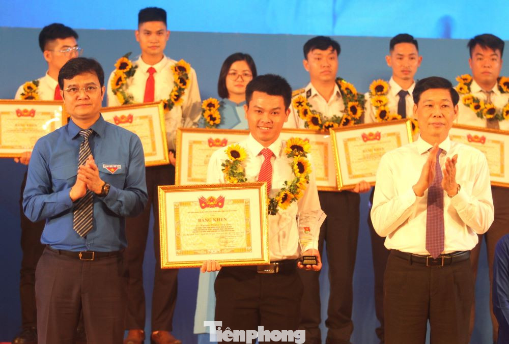Bí thư thứ nhất T.Ư Đoàn Bùi Quang Huy và ông Đỗ Văn Phớn - Phó trưởng Ban Dân vận T.Ư trao Bằng khen, Kỷ niệm chương tặng "Người thợ trẻ giỏi". Bí thư thứ nhất T.Ư Đoàn Bùi Quang Huy và ông Đỗ Văn Phớn - Phó trưởng Ban Dân vận T.Ư trao Bằng khen, Kỷ niệm chương tặng "Người thợ trẻ giỏi".