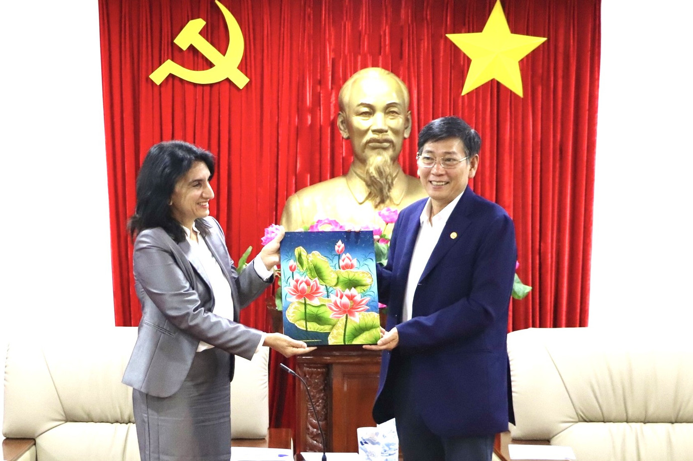 Phó chủ tịch Thường trực UBND tỉnh Bình Dương Mai Hùng Dũng (bìa phải) tặng quà lưu niệm cho bà Yanet Vázquez Valdés - Phó Giám đốc Đặc khu kinh tế phát triển Mariel Ảnh: Đoan Trang Phó chủ tịch Thường trực UBND tỉnh Bình Dương Mai Hùng Dũng (bìa phải) tặng quà lưu niệm cho bà Yanet Vázquez Valdés - Phó Giám đốc Đặc khu kinh tế phát triển Mariel Ảnh: Đoan Trang