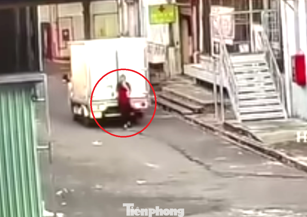Vừa đi vừa bấm điện thoại, người phụ nữ bị xe tải tông trúng lọt dưới gầm