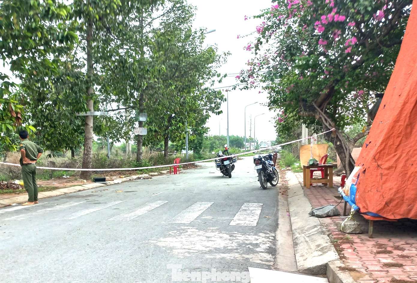 Lực lượng chức năng phong tỏa các tuyến đường dẫn vào hiện trường. Lực lượng chức năng phong tỏa các tuyến đường dẫn vào hiện trường.