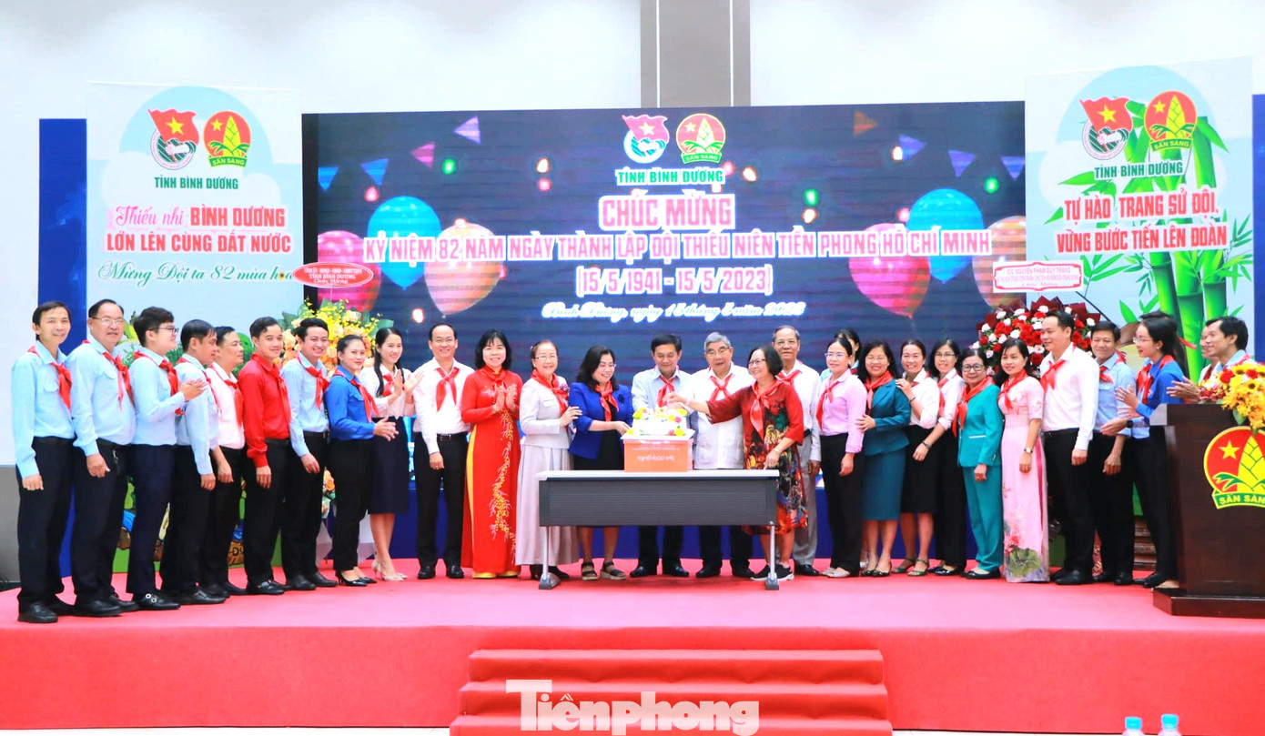 Các đại biểu cắt bánh sinh nhật lần thứ 82 của Đội TNTP Hồ Chí Minh.