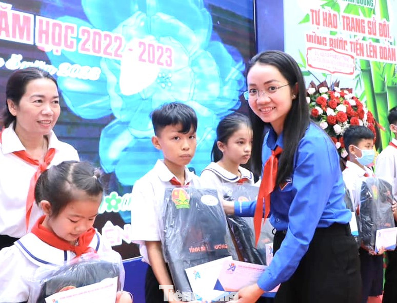 Chị Nguyễn Thanh Thảo, Phó Bí thư Tỉnh Đoàn Bình Dương trao học bổng cho học sinh có hoàn cảnh khó khăn.