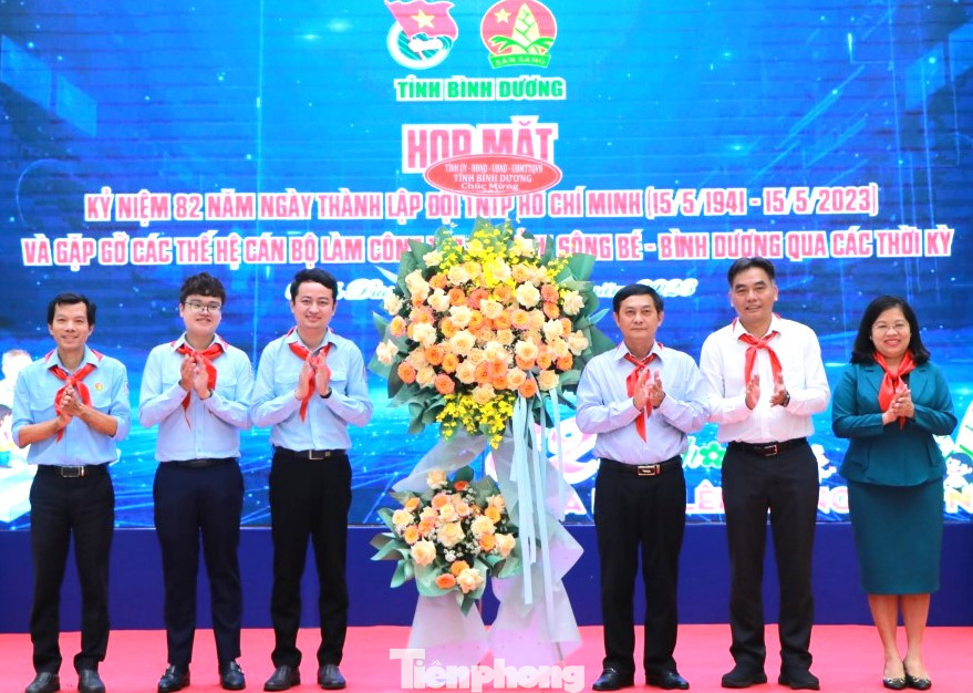Lãnh đạo tỉnh Bình Dương tặng hoa chúc mừng kỷ niệm 82 năm Ngày thành lập Đội TNTP Hồ Chí Minh.