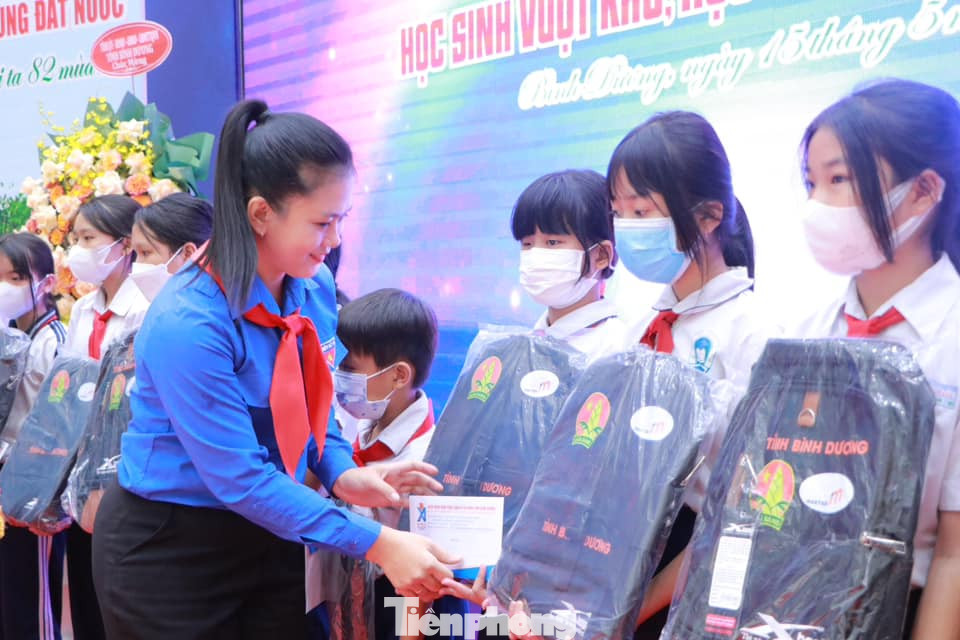 Bí thư Tỉnh Đoàn Bình Dương Trần Thị Diễm Trinh trao học bổng cho học sinh có hoàn cảnh khó khăn.