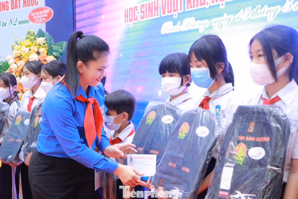 Bí thư Tỉnh Đoàn Bình Dương Trần Thị Diễm Trinh trao học bổng cho học sinh có hoàn cảnh khó khăn.