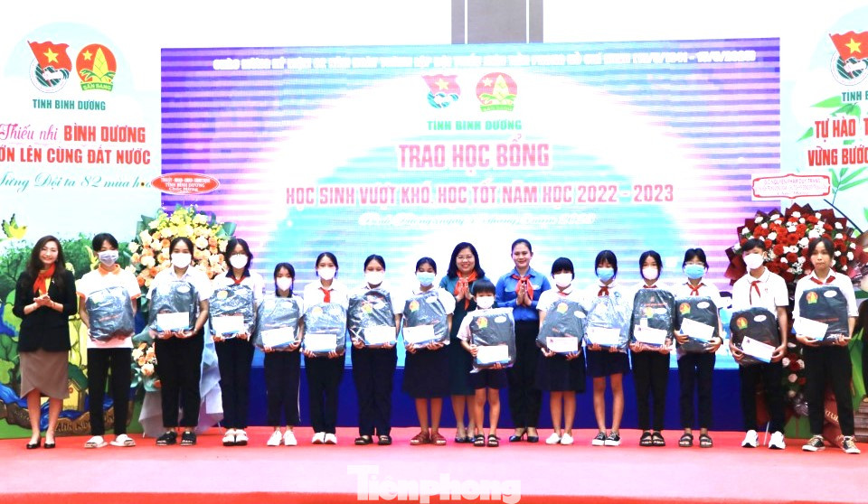 Trao giải thưởng Kim Đồng, tặng nhà khăn quàng đỏ cho thiếu nhi Bình Dương ảnh 5