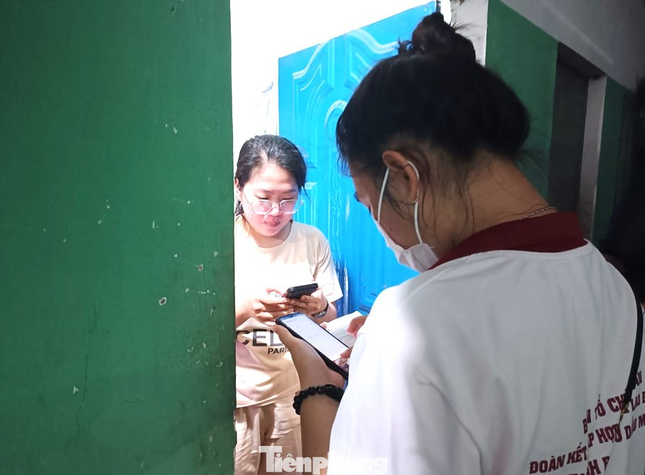 Do ban ngày người lao động đi làm việc nên tổ lưu động đến tận khu nhà trọ vào buổi tối để hướng dẫn tích hợp định danh điện tử