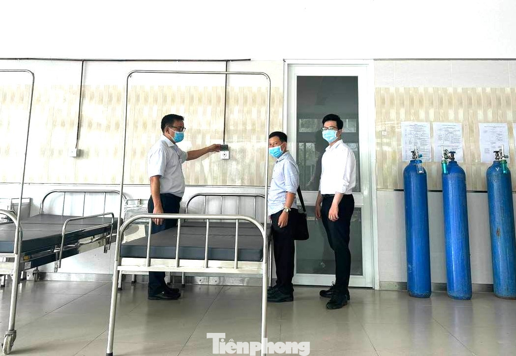 Phó giám đốc Sở Y tế tỉnh Bình Dương Huỳnh Minh Chín (bìa trái) kiểm tra tại một cơ sở điều trị bệnh nhân COVID-19 trên địa bàn