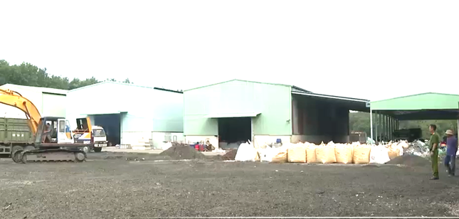 Hiện trường vụ chôn chất thải trái phép tại Bình Dương Hiện trường vụ chôn chất thải trái phép tại Bình Dương