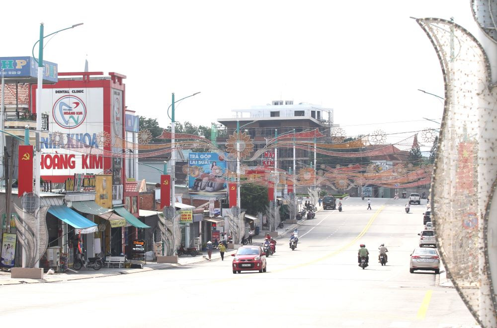 Đề án thành lập phường An Điền, An Tây thuộc thị xã Bến Cát và thành lập thành phố Bến Cát thuộc tỉnh Bình Dương trên cơ sở nguyên trạng diện tích, địa giới hành chính, dân số của xã An Điền, xã An Tây và thị xã Bến Cát. Theo đó, quy mô dân số thị xã Bến Cát có 355.663 người (tính đến 31/12/2021), bao gồm dân số thường trú là 118.443 người, dân số tạm trú đã quy đổi là 237.220 người. Tổng số cử tri là 83.707 người.