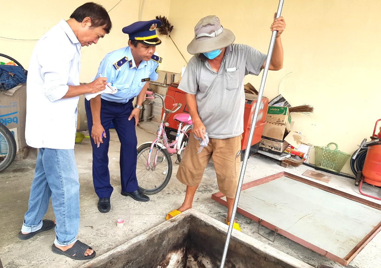 Lực lượng chức năng kiểm tra chất lượng xăng, dầu tại một điểm kinh doanh trên địa bàn tỉnh Bình Dương