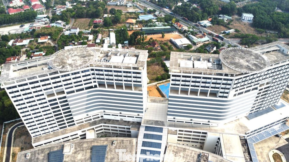 Công trình bệnh viện có hai bãi đáp trực thăng và đường dẫn di chuyển bệnh nhân, đây được xem là bệnh viện lớn nhất Bình Dương, đáp ứng nhu cầu khám chữa bệnh và được người dân chờ đợi