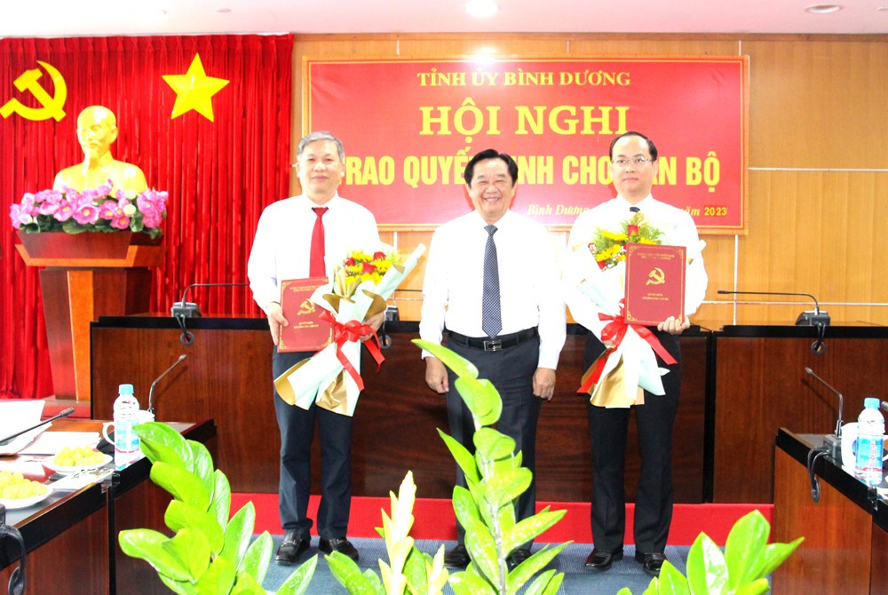 Phó Bí thư Thường trực Tỉnh ủy Bình Dương Nguyễn Hoàng Thao (giữa) trao quyết định cho ông Hà Văn Út (bìa trái) và ông Nguyễn Khoa Hải (bìa phải) Phó Bí thư Thường trực Tỉnh ủy Bình Dương Nguyễn Hoàng Thao (giữa) trao quyết định cho ông Hà Văn Út (bìa trái) và ông Nguyễn Khoa Hải (bìa phải)