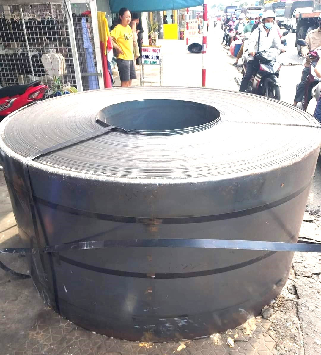 Cuộn thép nặng hàng chục tấn Ảnh Vũ Phong