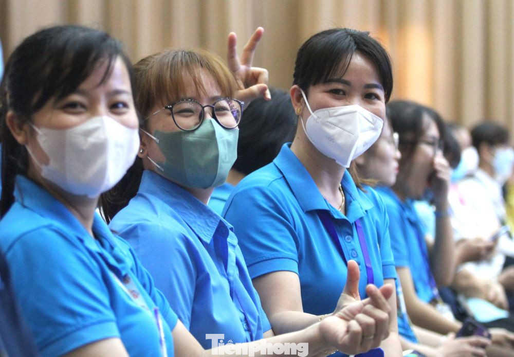 Công nhân bày tỏ lòng tình cảm khi được doanh nghiệp, ngành chức năng Bình Dương kịp thời chia sẻ lúc khó khăn