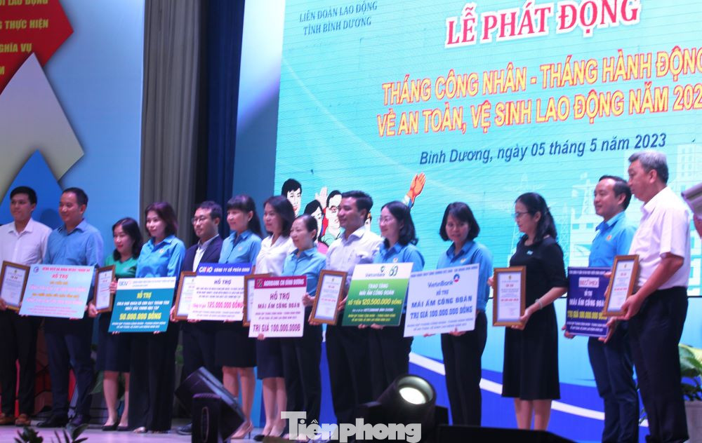 Lãnh đạo LĐLĐ tỉnh Bình Dương nhận bảng tượng trưng doanh nghiệp hỗ trợ công nhân lao động