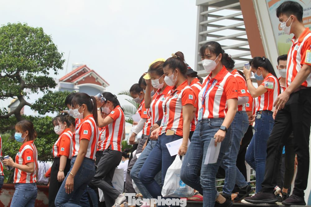 Công nhân đến dự lễ phát động Tháng công nhân