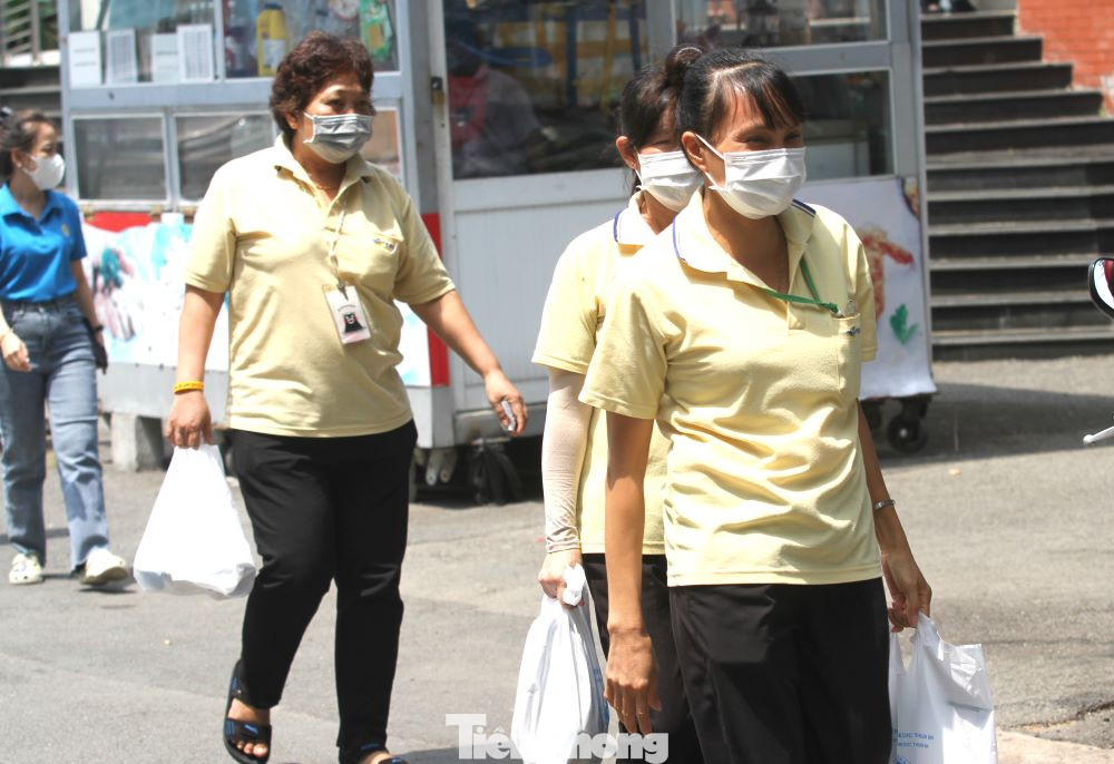 Công nhân nhận quà tại Lễ phát động Tháng công nhân