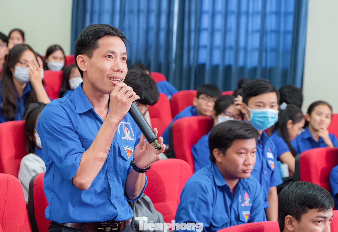 Anh Lãnh Đức Thịnh, Bí thư Chi đoàn Công ty Ô tô JAC (Bình Dương) kiến nghị, ngành chức năng cần đẩy mạnh chính sách đào tạo nghề, giải quyết việc làm đối với học sinh tốt nghiệp THPT, không học tiếp đại học, cao đẳng. Theo anh Thịnh, vấn đề đào tạo nghề cần gắn với việc giải quyết việc làm cho người lao động nói chung và đoàn viên thanh niên nói riêng để thu hút và tạo thêm niềm tin cho người lao động và thanh niên đến với các lớp đào tạo nghề.