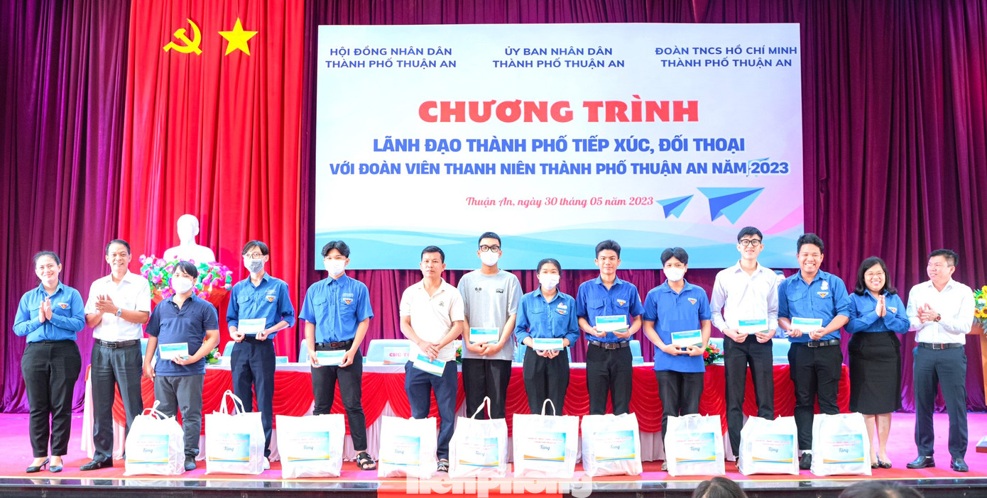 Cũng tại buổi đối thoại, ban tổ chức đã trao tặng 10 phần quà tổng trị giá 10 triệu đồng cho 10 thanh niên công nhân khó khăn.
