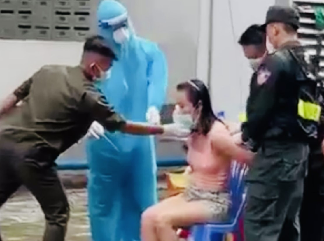 Người phụ nữ được đưa ra sân chung cư để xét nghiệm Người phụ nữ được đưa ra sân chung cư để xét nghiệm