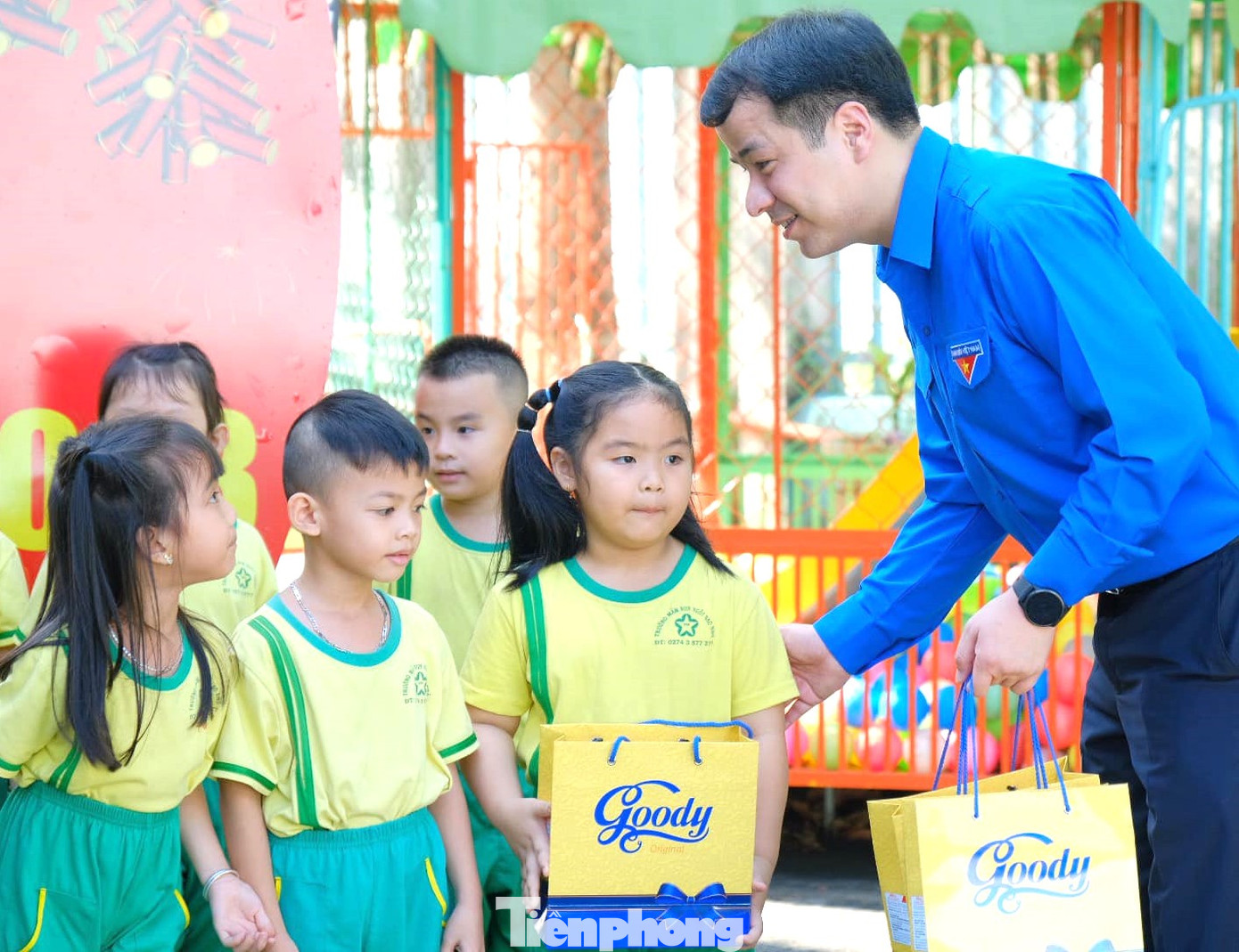 Bí thư Trung ương Đoàn Ngô Văn Cương tặng quà cho thiếu nhi