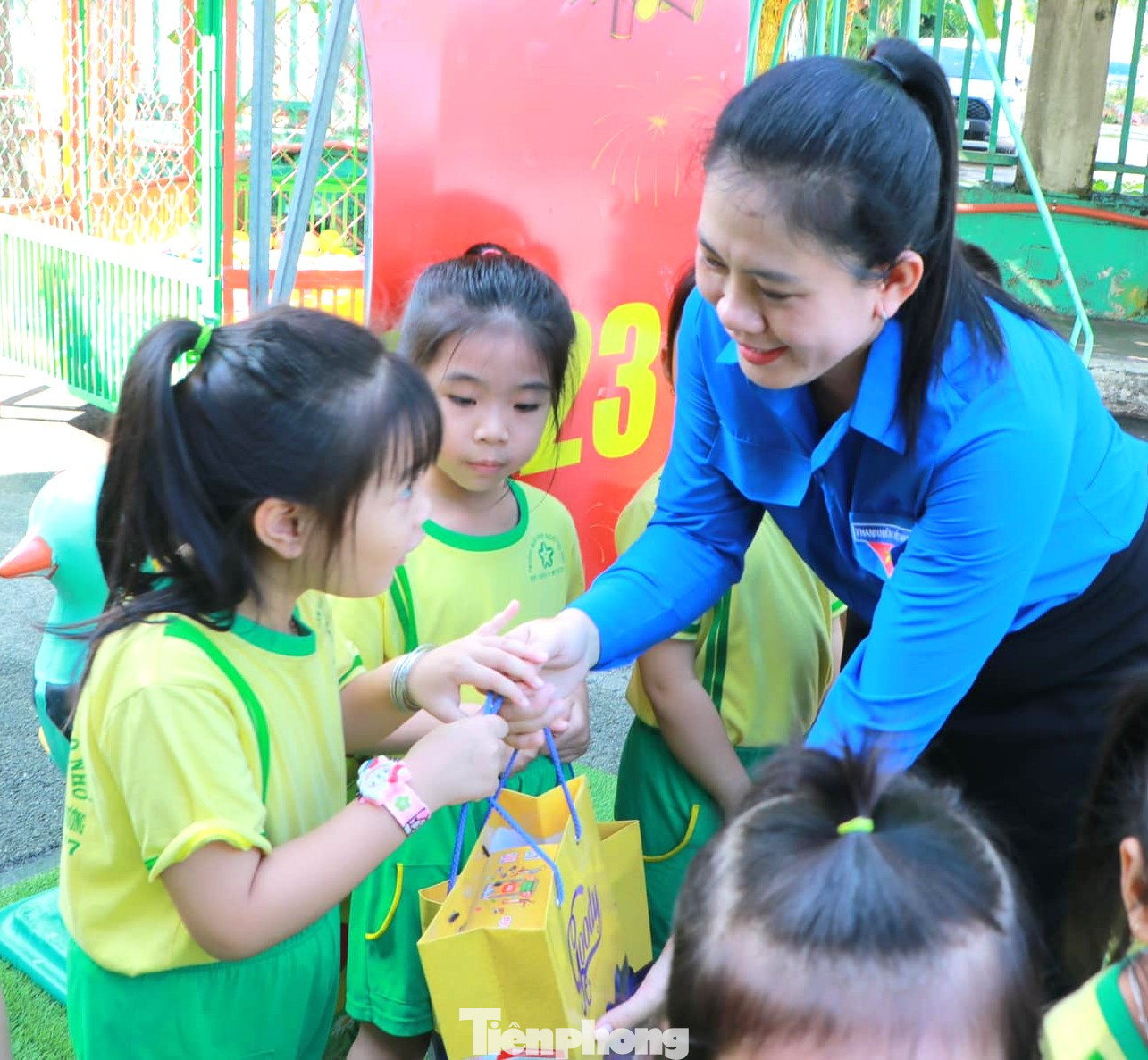 Bí thư Tỉnh Đoàn Bình Dương Trần Thị Diễm Trinh tặng quà cho thiếu nhi