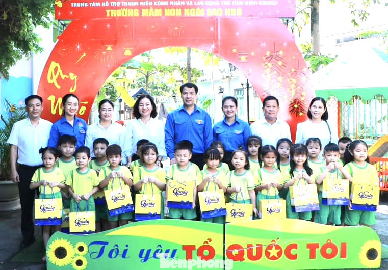 Các đại biểu chụp hình lưu niệm với thiếu nhi tại trường Mầm non Ngôi Sao Nhỏ