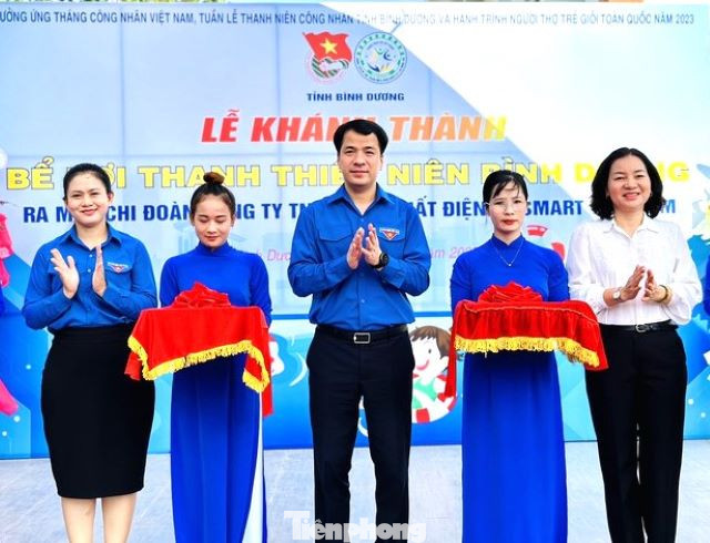 Bí thư Trung ương Đoàn Ngô Văn Cương (giữa), Trưởng Ban Tuyên giáo Tỉnh ủy Bình Dương Trương Thị Bích Hạnh (bìa phải) và Bí thư Tỉnh Đoàn Bình Dương Trần Thị Diễm Trinh (bìa trái) cắt băng khánh thành bể bơi