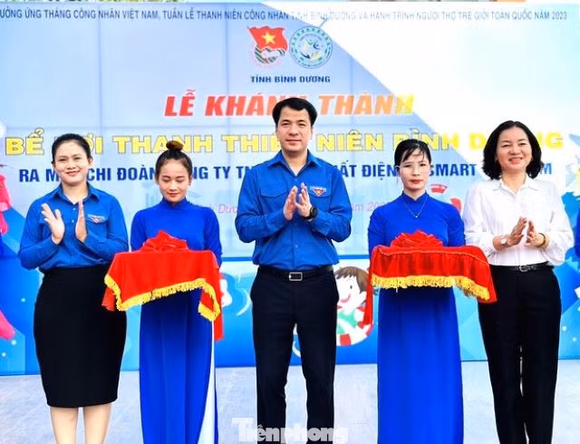 Bí thư Trung ương Đoàn Ngô Văn Cương (giữa), Trưởng Ban Tuyên giáo Tỉnh ủy Bình Dương Trương Thị Bích Hạnh (bìa phải) và Bí thư Tỉnh Đoàn Bình Dương Trần Thị Diễm Trinh (bìa trái) cắt băng khánh thành bể bơi