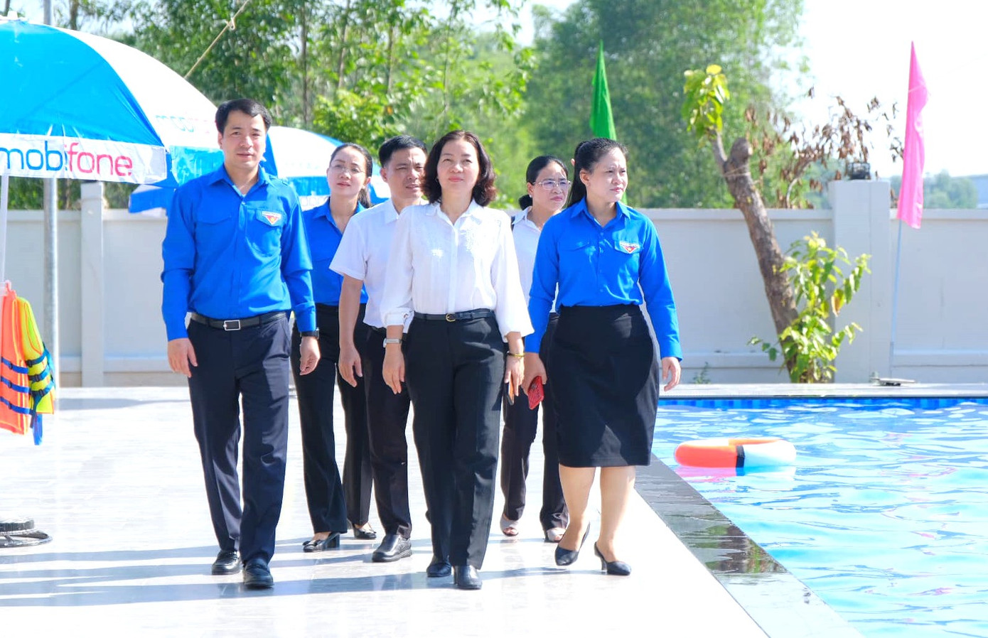 Hàng trên theo thứ tự từ trái sang, Bí thư Trung ương Đoàn Ngô Văn Cương, Trưởng Ban Tuyên giáo Tỉnh ủy Bình Dương Trương Thị Bích Hạnh và Bí thư Tỉnh Đoàn Bình Dương Trần Thị Diễm Trinh tham quan bể bơi