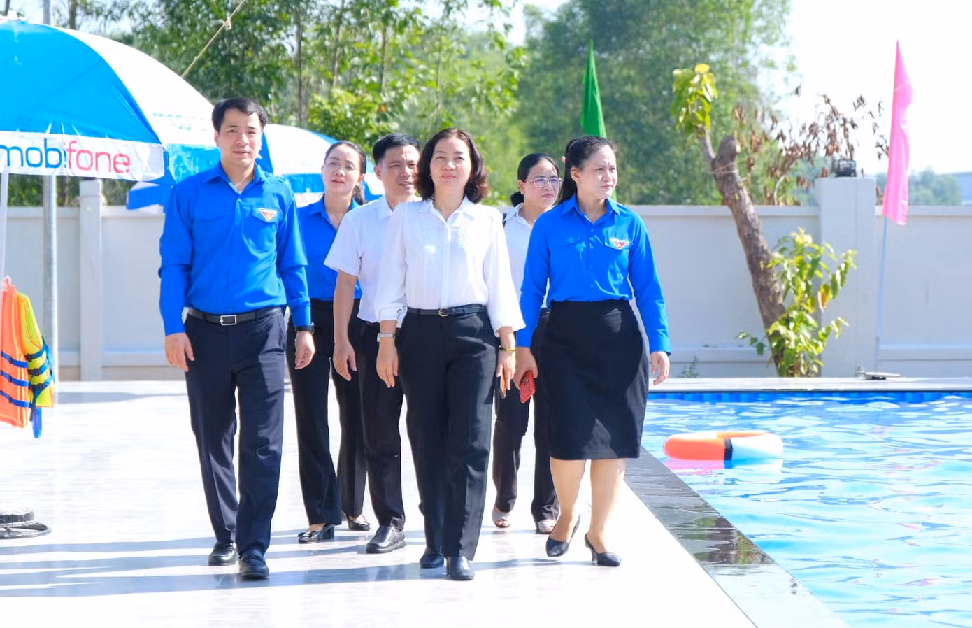Hàng trên theo thứ tự từ trái sang, Bí thư Trung ương Đoàn Ngô Văn Cương, Trưởng Ban Tuyên giáo Tỉnh ủy Bình Dương Trương Thị Bích Hạnh và Bí thư Tỉnh Đoàn Bình Dương Trần Thị Diễm Trinh tham quan bể bơi