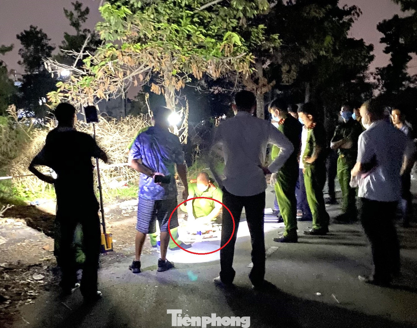 Công an khám nghiệm hiện trường