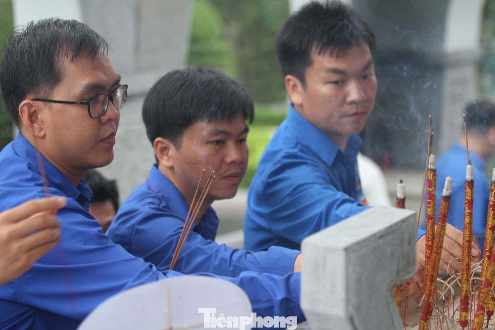 Các đại biểu dâng hương tưởng nhớ các Anh hùng liệt sĩ tại Nghĩa trang tỉnh Bình Dương.