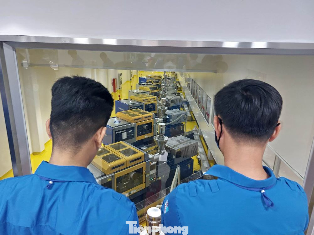 Đại biểu quan sát dây chuyền sản xuất