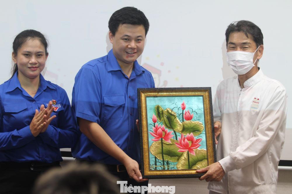 Anh Nguyễn Xuân Thọ, Phó trưởng Ban Thanh niên công nhân và đô thị Trung ương Đoàn (giữa) và chị Trần Thị Diễm Trinh, Bí thư Tỉnh Đoàn Bình Dương tặng quà lưu niệm cho lãnh đạo Nhà máy Yakult.