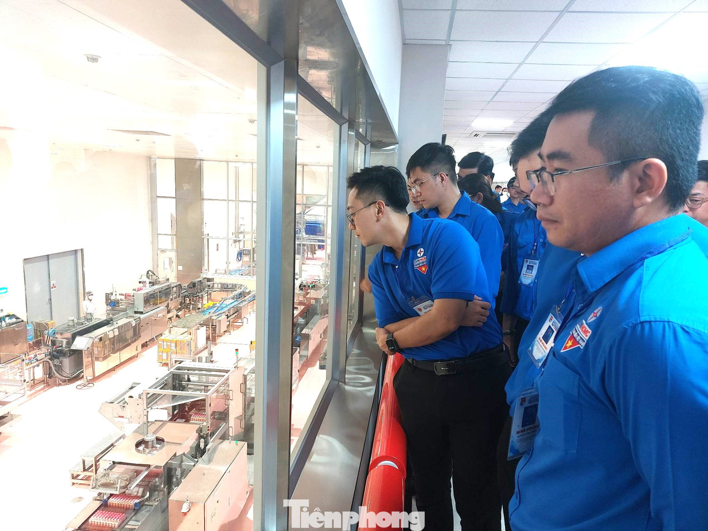 Đại biểu tham quan dây chuyền sản xuất hiện đại.