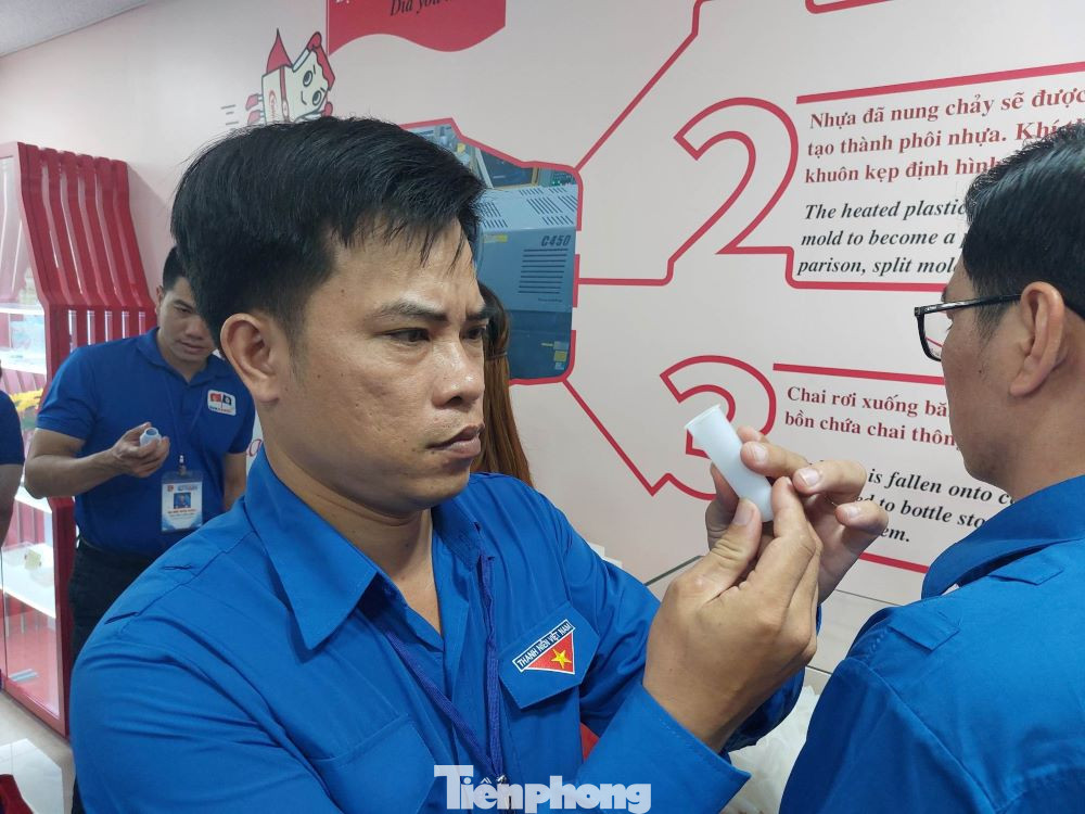 Đại biểu nghiên cứu công nghệ sản xuất tại Nhà máy Yakult.