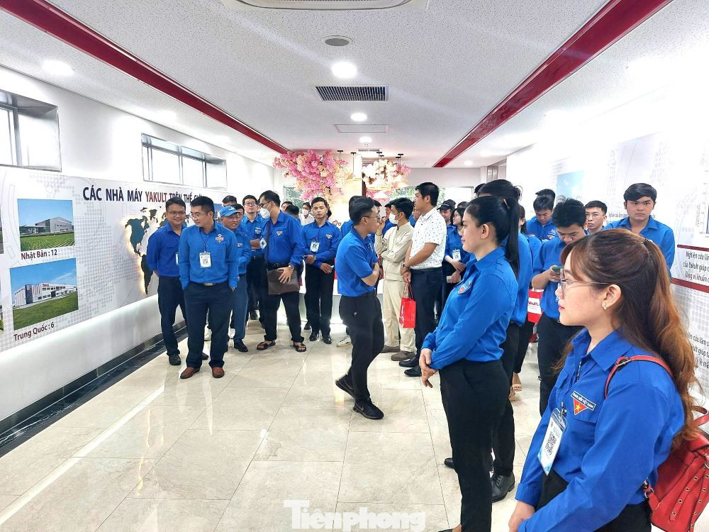 Các đại biểu tham quan mô hình sản xuất sử dụng công nghệ hiện đại.