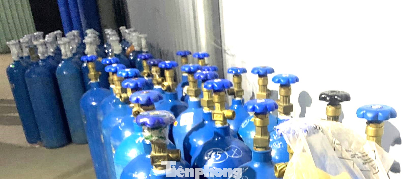 Các bình san chiết khí cười Ảnh: Công an cung cấp Các bình san chiết khí cười Ảnh: Công an cung cấp