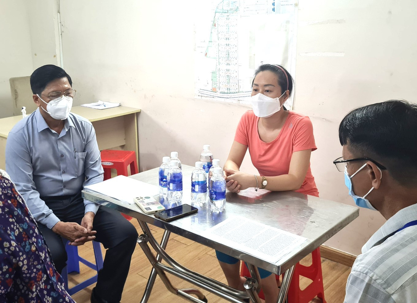 Lãnh đạo phường Vĩnh Phú đến nhà xin lỗi bà L (áo hồng) sau vụ cưỡng chế Lãnh đạo phường Vĩnh Phú đến nhà xin lỗi bà L (áo hồng) sau vụ cưỡng chế