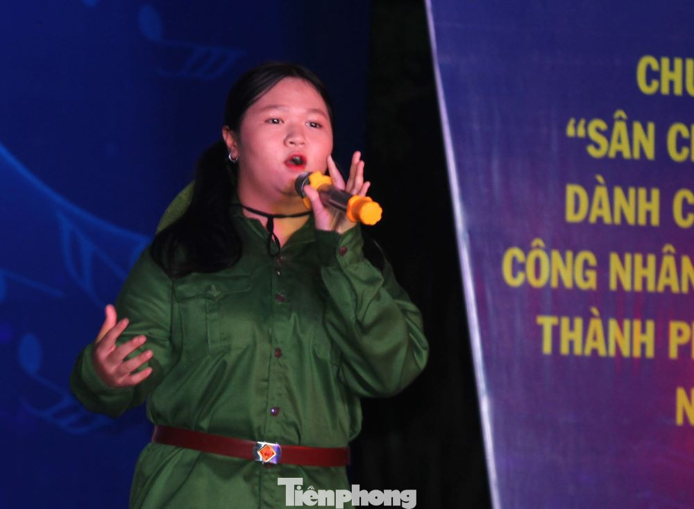 Tiết mục thi hát đơn ca nữ của thanh niên công nhân thuộc địa bàn phường Phú Lợi (TP Thủ Dầu Một, tỉnh Bình Dương)