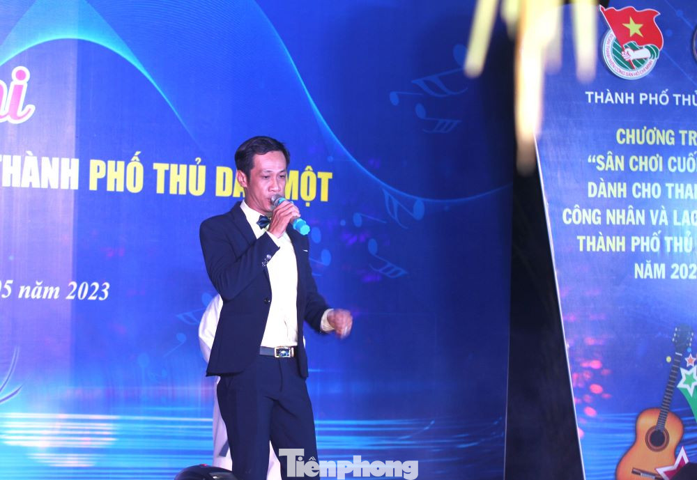 Một tiết mục hát đơn ca nam của thanh niên công nhân